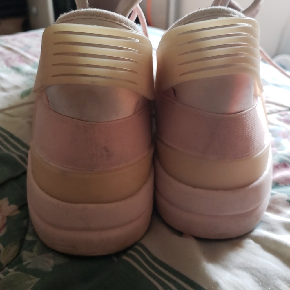 Supras - Picture 2 of 3